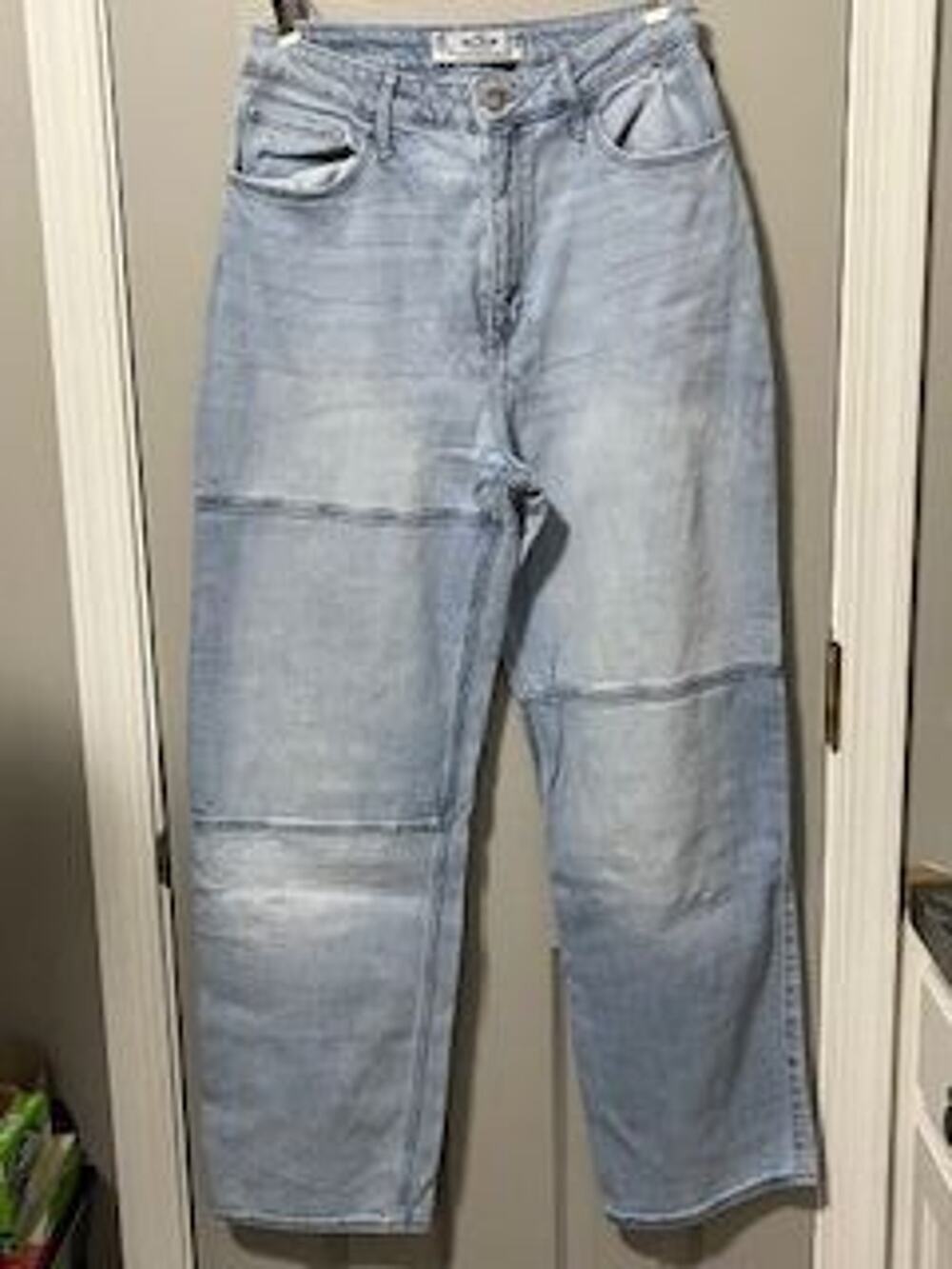 #B998 PRE-LOVED Hollister dad jean with patchwork detail size 11r (30x31)